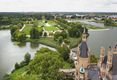 Eine Luftaufnahme zeigt im rechten Bildausschnitt das Residenzschloss und im entfernten Bildmittelpunkt den Schlossgarten. 