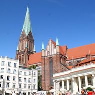 Vom Marktplatz aus betrachtet überragt der Schweriner Dom im Stil der Backsteingotik andere vorstehende Gebäude.  
