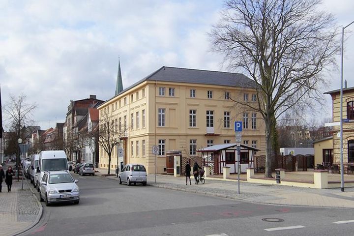 Das Regierungsgebäudes großherzoglicher Krankenpferdestall aus der Perspektive Ecke Werderstraße. Der rustizierte Sockelbereich und die in reduzierter, spätklassizistischer Formensprache gegliederten Fassaden weisen dieses Gebäude aus. 