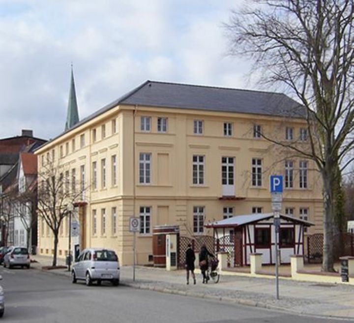 Das Regierungsgebäudes großherzoglicher Krankenpferdestall aus der Perspektive Ecke Werderstraße. Der rustizierte Sockelbereich und die in reduzierter, spätklassizistischer Formensprache gegliederten Fassaden weisen dieses Gebäude aus. 
