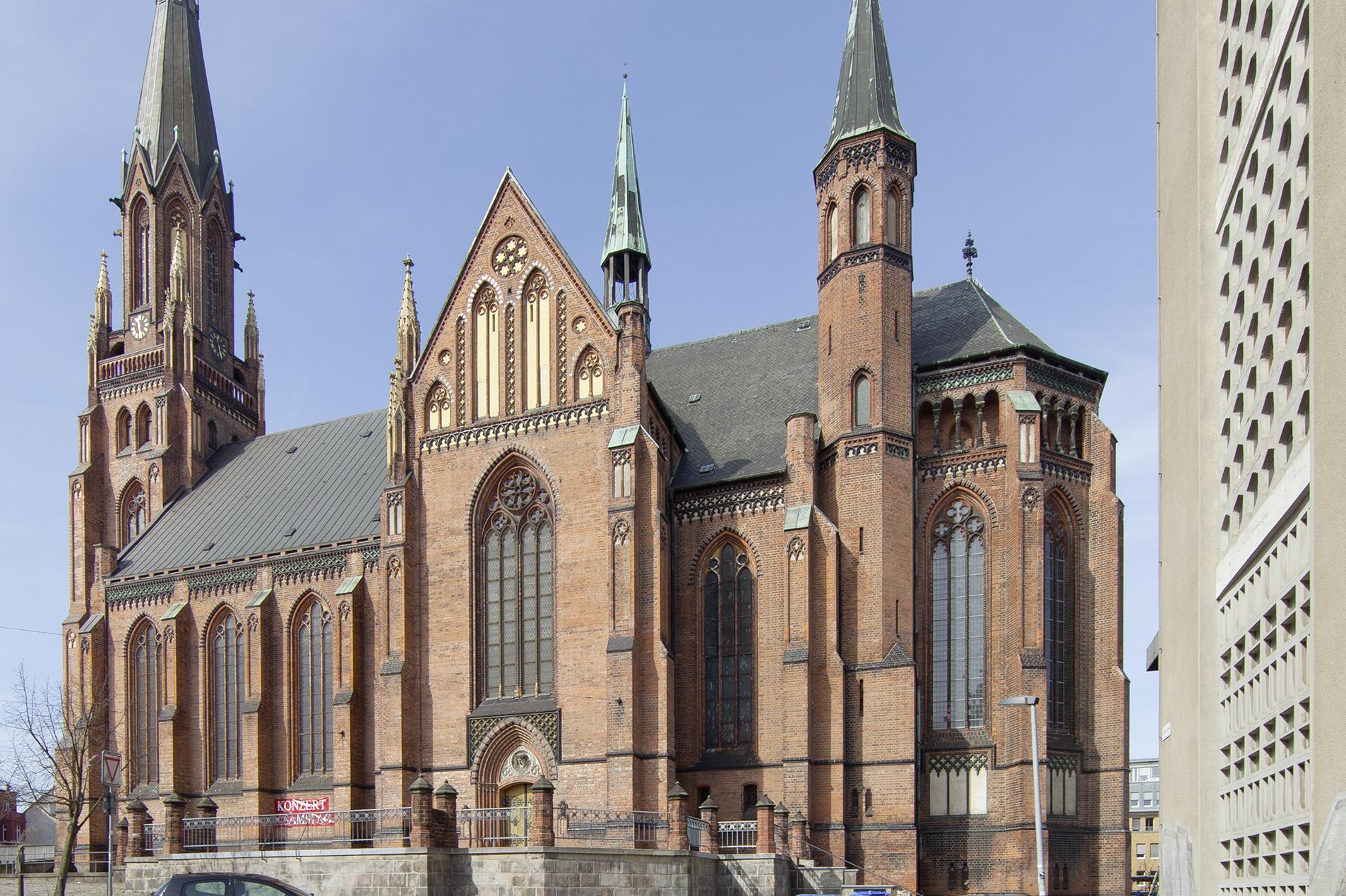 Die neugotische Paulskirche aus hellbraunen Backsteinen und mit Türmen mit schalen, hohen Kupferdächern.