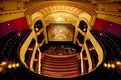 Der Blick von oben in den Bühnenraum zeigt dreigeschossige Emporen im Zuschauerraum und den bemalten Bühnenvorhang. Die Innenarchitektur des Theaters zeichnet sich durch Ornamente der Renaissance aus. 