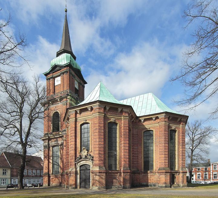 Die südliche Ansicht auf die Kirche St. Nikolai zeigt die barocke Backsteinkirche an einem sonnigen Herbsttag.