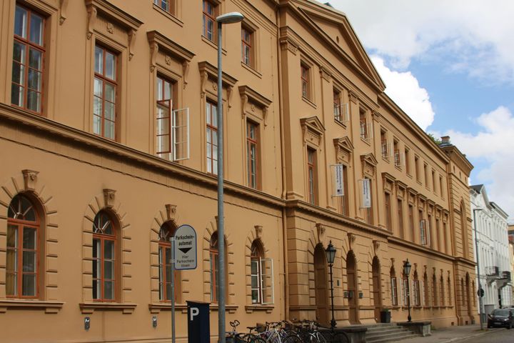 Die ockerfarbene klassizistische Fassade des Gebäudes des Amtshauses. 